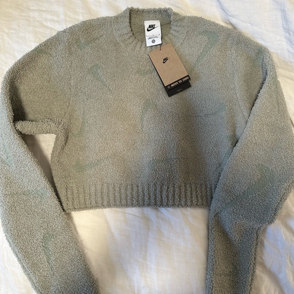 NWT Nike Women's Cropped Crew Neck Sweater - Picture 2 of 3